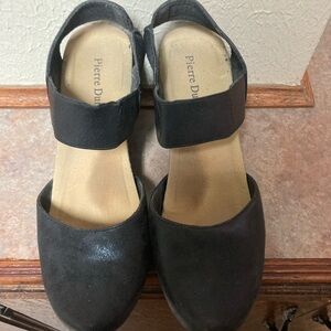 Pierre Dumas close toed wedge. Size 8 Black